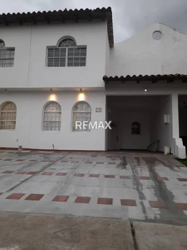 Ofrezco en alquiler hermoso Town House en San Miguel condominio Carmen Marina