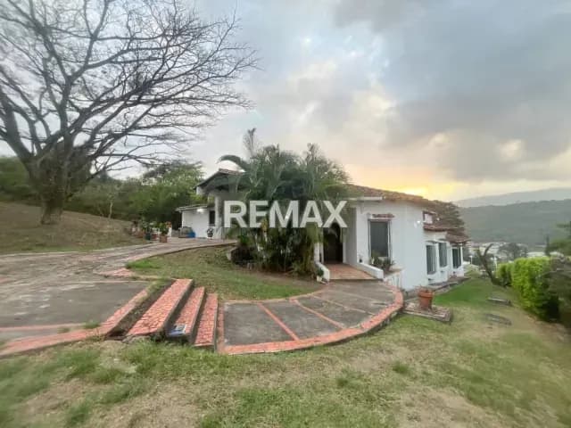 En ALQUILER Exclusiva Residencia con Amplia Parcela y Potencial de Expansión ubicada en la Urbanización Las Lomas Avenida Carabobo.