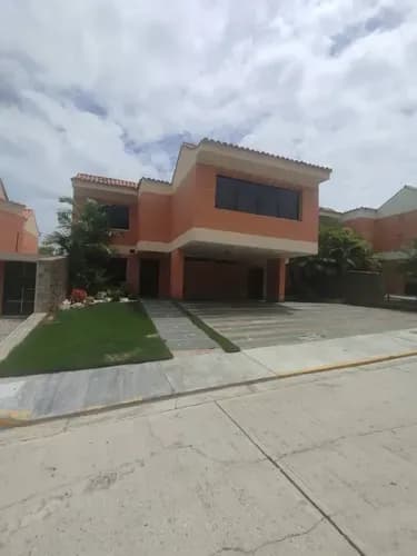Casa Exclusiva En Lomas Del Country. Guataparo. Hermosa Y Moderna. Planta Eléctrica 100%, Pozo Propio, Doble Vigilancia, Piscina, Caney (mer)