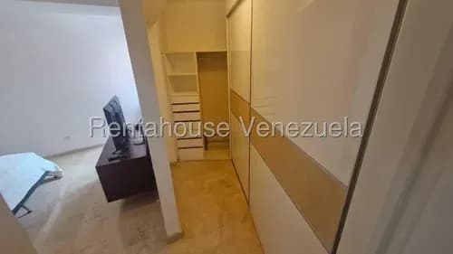 Disfrute Del Confort De Este Apartamento En Alquiler En La Castellana. Impecable Apartamento De 89 M2, Exquisitamente Decorado Y Totalmente Amoblado. Carlos Manuel Mollejas. Mls#26-21-303.
