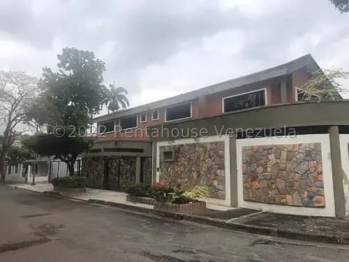 En Venta Amplia Casa Ubicada En Esquina, (inm 22-25149) Con Una Arquitectura Disenada Para Brindar Segurida Y Confort En Todos Sus Espacios, Con Mucha Iluminacion. Solo Clienets