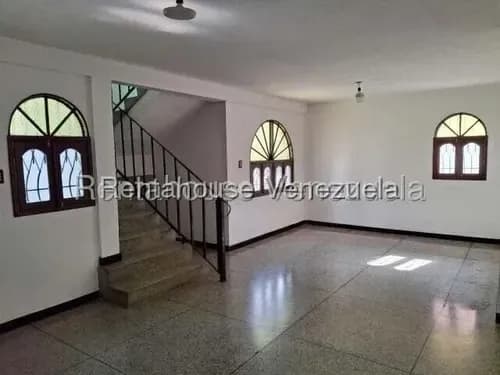 Daniela Linarez Alquila Amplia Casa Comercial Dúplex De 630 M2, 7 Habitaciones, 6 Baños, Jardín, Doble Portón, Cerco Eléctrico, Patio, Parrillera, Este De Barquisimeto