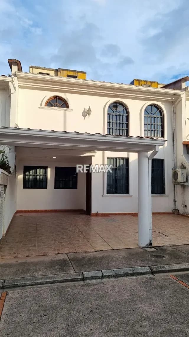 En Alquiler Casa en la Urbanización Doña Virginia, Pueblo Nuevo
