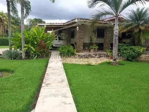 En Venta Hermosa Casa Rodeada De Hermosas Areas Verdes, (inm #23-17943) Piscina, Caney, Parrillera, Patio De Bolas Criollas, Para Disfrutar Los Mejores Día De Su Vida Con Su Familia. Solo Clientes