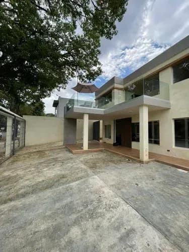 En Venta Casa Con Potencial Comercial En Urb. El Trigal Calle Abierta.