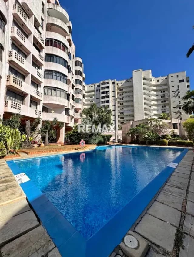 APARTAMENTO CON ESTILO MODERNO, EN URBANIZACIÓN COSTA AZUL, RES. LA REVERSE