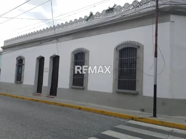 SE ALQUILA EDIFICACIÓN EN EL CENTRO IDEAL PARA COLEGIO