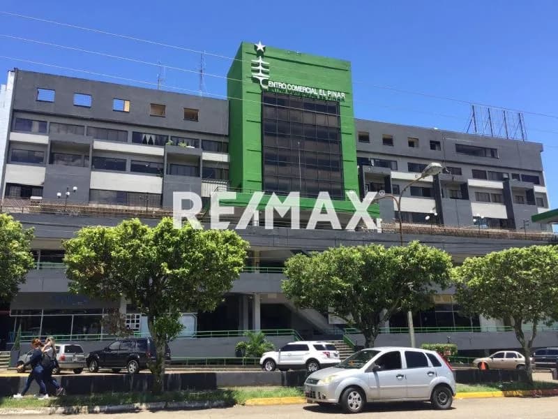 BONITA OFICINA en venta, ubicada en el CC El Pinar