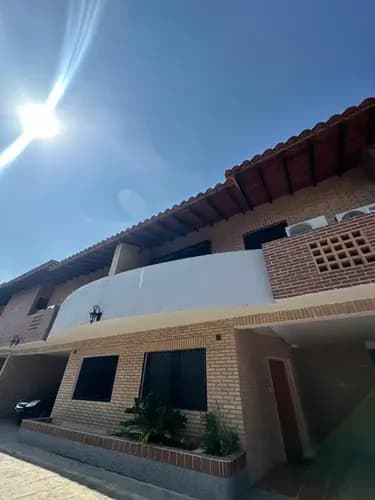 Inmobiliaria Global Vende Town House En Venta Res Alto Saman Urb Mañongo Naguangua