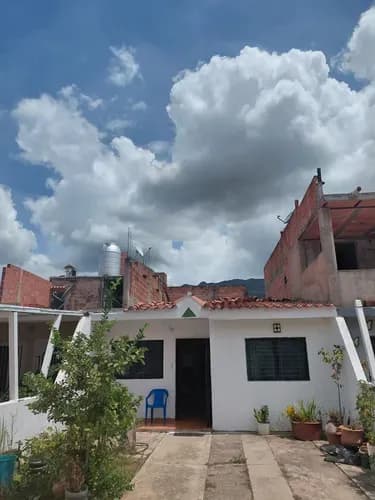 Casa En San Diego Urb Lomas De La Hacienda Conjunto Con Portón Eléctrico Área De Terreno 100 Mtrs2 Área De Contrucción 60 Mtrs Con Un Adicional De 15 Mtrs De Ampliación 3 Habitaciones 2 Baños Are