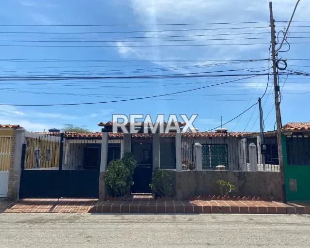 ¡TU PRÓXIMO HOGAR EN NUEVA SEGOVIA! EN VENTA AMPLIA CASA CON DISEÑO FUNCIONAL, URB. CON SEGURIDAD Y EXCELENTE UBICACIÓN. IDEAL PARA VIVIR CON COMODIDAD Y DISTINCIÓN. ¡CONTÁCTAME YA!