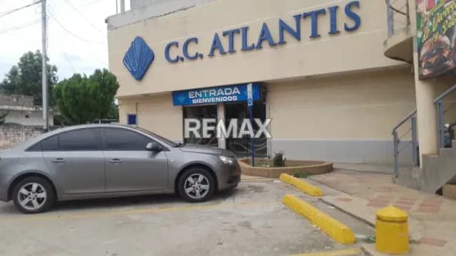 Local de 100 M2, planta baja Centro Comercial Atlantis Municipio Pampan, Sector Monay.