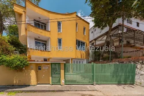 Ip Vendo Casa De Tres Niveles En El Hatillo Con Extenso Terreno 26-12803 Yf