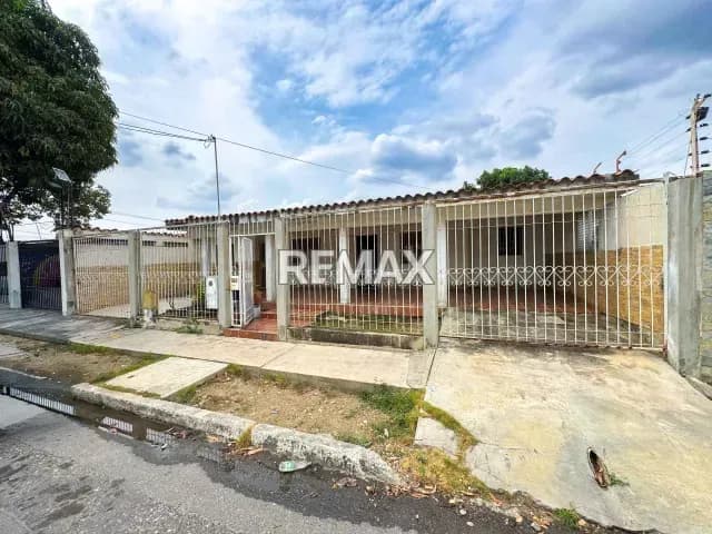 Casa en Alquiler Urbanización Las Trinitarias Zona Este - Barquisimeto
