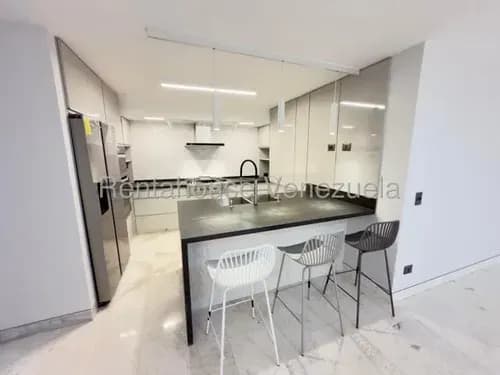 Agp Apartamento En Venta En Los Samanes, Totalmente Remodelado, A/a, Vista Al Ávila 26-5727