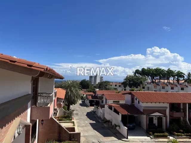 Moderno Townhouse en venta en Colinas del Paraíso listo para habitar con ampliación