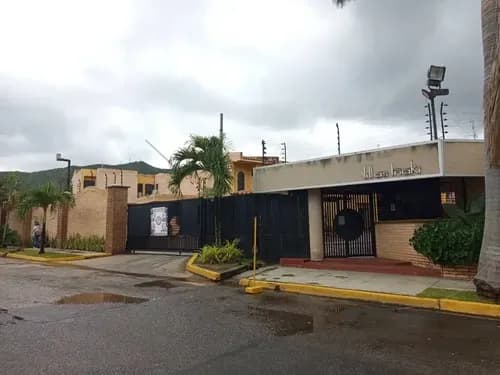 Eglee Suarez Vende Town House En Conj Res Villas Iñaki, Naguanagua . Plth-389