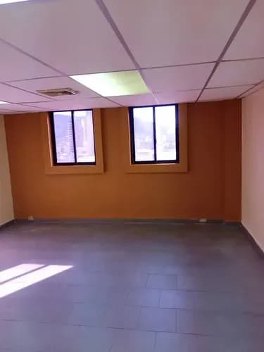 Oficina Comercial En La Torre Empresarial Araujo Calle Independencia -centro De Valencia Piso Medio Sin Amoblar Consta De 55mts Recepción Oficina Grande Baño Área De Faena Ascensores Activos Reja