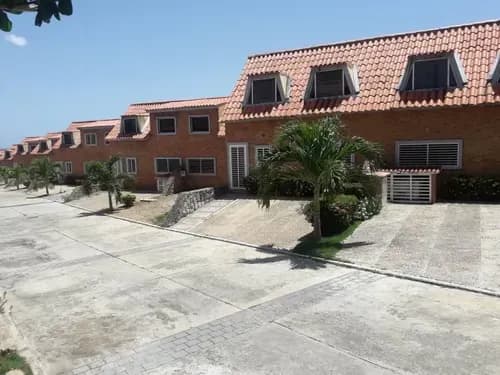 (ir60) Confortable Town House Tucacas En Venta Planta 100 Ubicacion Estrategica