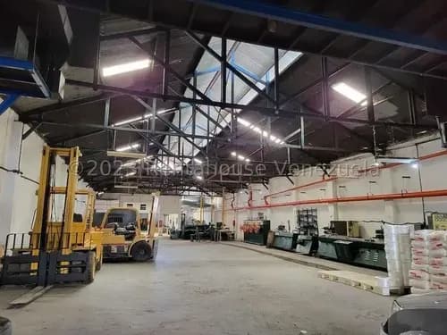 San Martín !! Excelente Galpón De 1.010 Mts2 Terreno, 1.149 Mt2 Construcción, 6pe, 4 Oficinas, 5 Baños. Altura Entrada 3,80 Mts, Piso A Techo 5 Mts Y 3,80 Mts. De Ancho. Área Almacenamiento 400 Mts2.