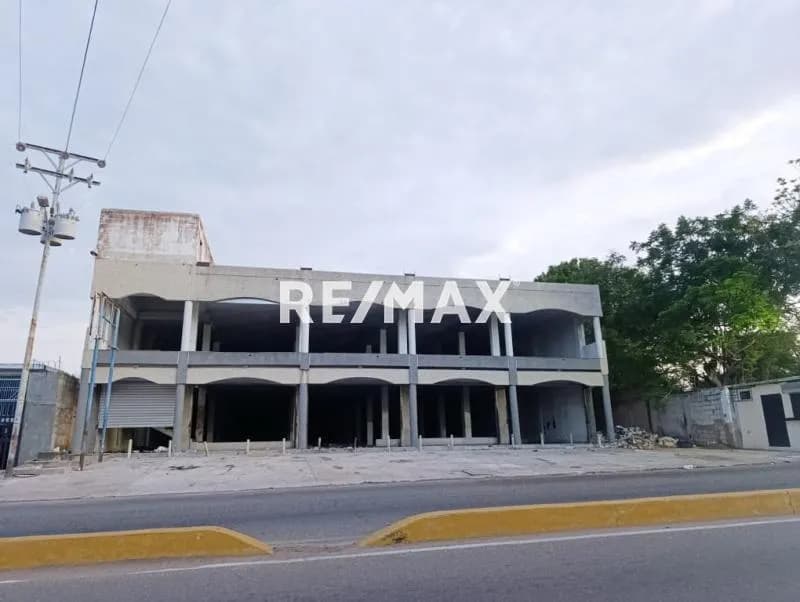LOCAL COMERCIAL AV. PRINCIPAL LOS ESTANQUES