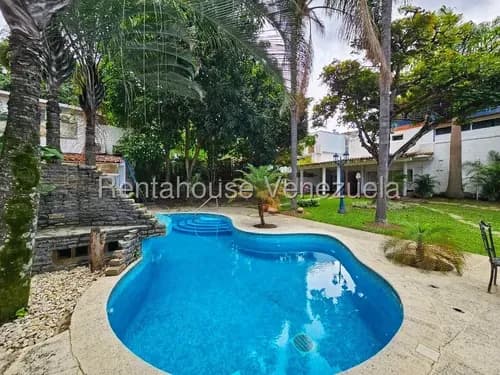 Ft / En Venta Quinta Comercial En La Urbanización Los Chorros. Ubicada En La Avenida Principal De Los Chorros, Municipio Sucre, Edo Miranda, Rodeada De Vegetación Y El Avila. Venta // Mls #26-15217