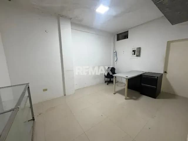 ALQUILA LOCAL COMERCIAL AV. 11 SECTOR TIERRA NEGRA