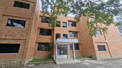 En Venta Apartamento De Gran Tamaño En Planta Baja, Edificio De Tablilla, Porton Electrico, Muy Cerca De La Av Bolivar Valencia, Diana C, 26-21020