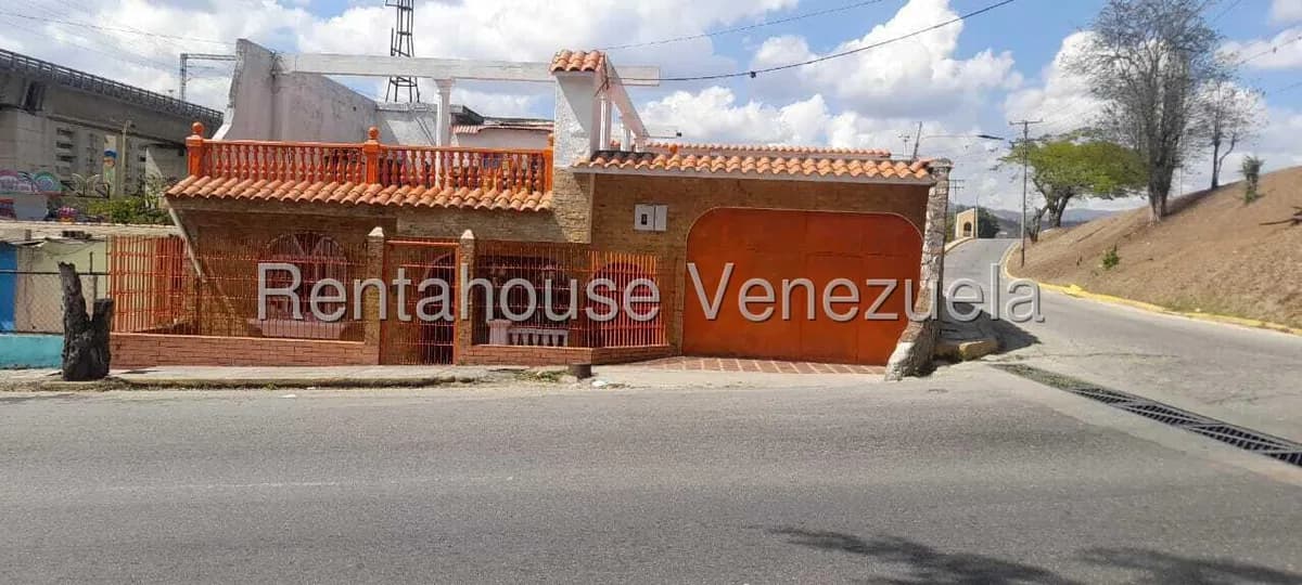 Casa (Multipes Niveles) en Venta en Centro de Charallave, Miranda