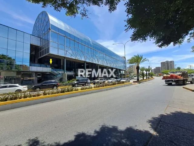 LOCAL COMERCIAL CON MEZZANINA, VISTA A LA AV. 4 DE MAYO, CENTRO COMERCIAL GALERIAS FENTE, PORLAMAR, ISLA DE MARGARITA, VENEZUELA