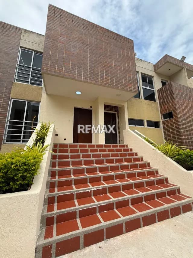 En venta Exclusivo Townhouse de Lujo en Altos de Aricagua El Rincón