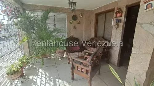 Venta De Casa Con Amplias Dimensiones Y Planta Independiente Altos De Los Godos #26-13635