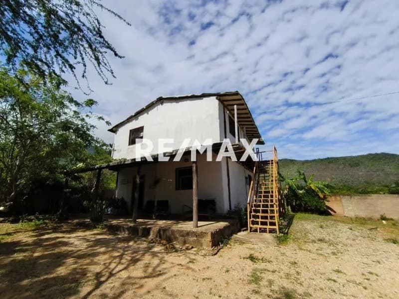 En venta amplia y acogedora casa para remodelar ubicada en una zona tranquila rodeada de naturaleza en Guacuco, Isla de Margarita.