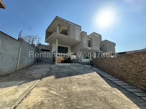 Diana Blanco Vende Imponente Casa En El Manzano, Combina Infraestructura Técnica De Vanguardia Con Espacios Sociales De Ensueño.