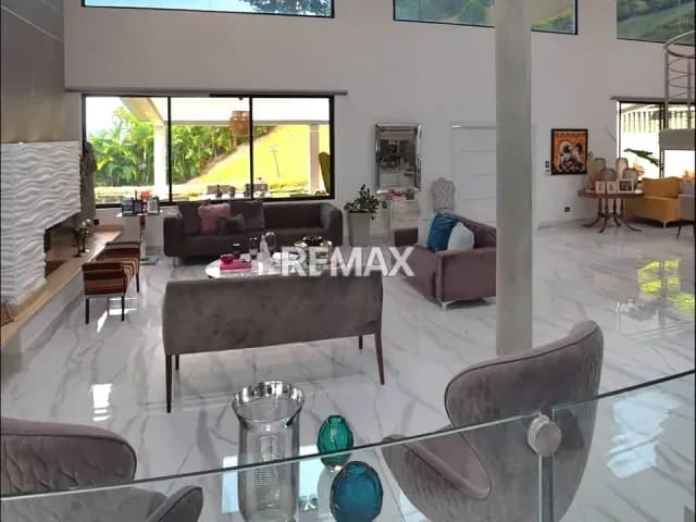 CASA EN VENTA URB. ALTO HATILLO