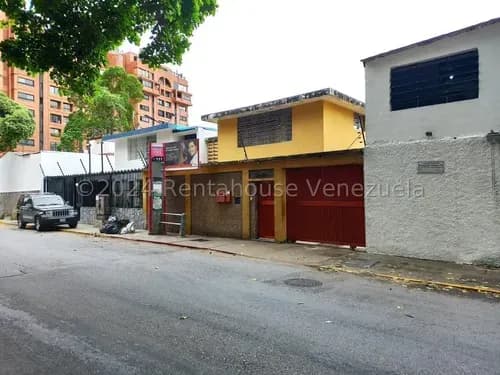 Ms: 26-14676. En Venta Amplia Casa Para Actualizar En Los Dos Caminos. A=250m2, 4h, 4b, 4p.