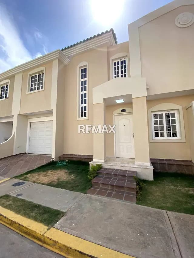 Townhouse en Alquiler en Lago Country III* Av. Milagro Norte