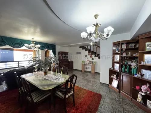 Vendo Imponente Pent-house De Tres Niveles, Con Extraordinaria Vista Al Mar Y La Montaña Macuto !!!posee Dos Puestos De Estacionamiento Y Maletero. Una Verdadera Joya, No Deje De Visitarlo. ..*lo