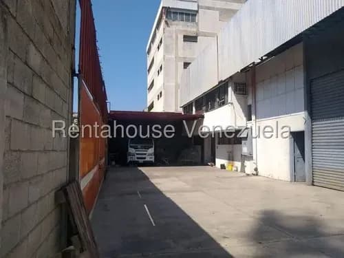 Galpón En Venta En Palo Verde, Doble Altura, 2 Portones, Oficinas, 6 Baños, Cocina, Depósito Reforzado, Cámaras, Trifásica, Tanque, Zona Industrial Y Carga Para Contenedores.