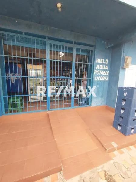 Casa en venta en San Antonio. 2 locales + 2 Apartamentos en una sola casa