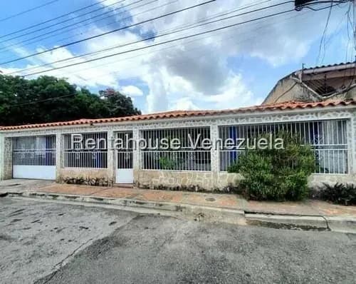 Casa En Venta Para Remodelar A Tu Gusto Ubicada En Urb. Los Samanes #26-21307 Rm