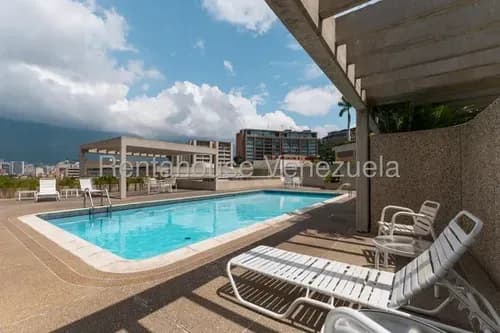 Apartamento En Venta Con Grande Espacio, Excelente Ubicación, En Lomas De Las Mercedes. Mls #26-8591. K.o.