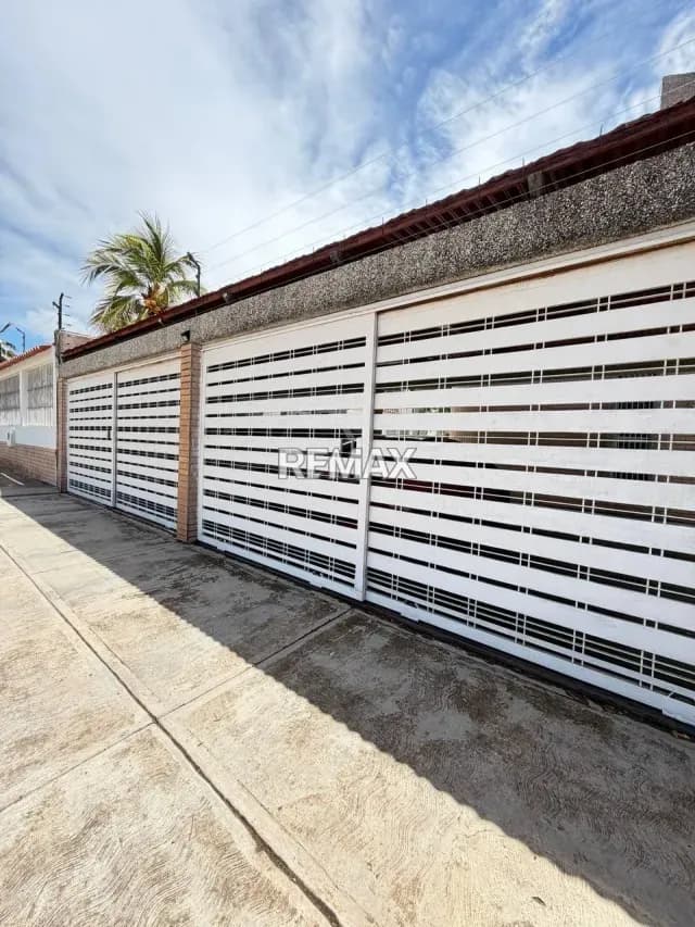 TOWNHOUSE, URB. MANEIRO, MUNICIPIO MANEIRO, ISLA DE MARGARITA