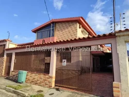 Iris Marin Vende Casa Ubicada Al Este De Barquisimeto Rb Colinas De Santa Rosa Conjunto Privado Sobre Terreno De 565 Mts