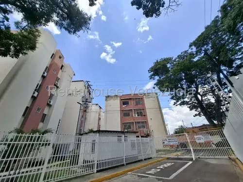 Jip 26-6151. Rentahouse Vende Comodo Penthouse De 4 Hab, 2 Salas De Baños, 2do Nivel Con 2 Hab Y 1 Baño, Hermosa Vista Desde La Terraza. Conjunto Res. Los Angeles,turmero