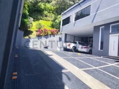 Casa de Lujo en venta en Colinas de Pirineos, posee piscina, cancha, discoteca