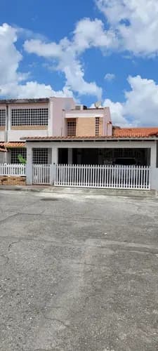 Gm Excelente Oportunidad Para Invertir Y Vivir En Una Casa Con Las Comodidades Necesarias, Queda Semi Amoblada Con Tanque De Agua Con Capacidad De 20.000 Lts.