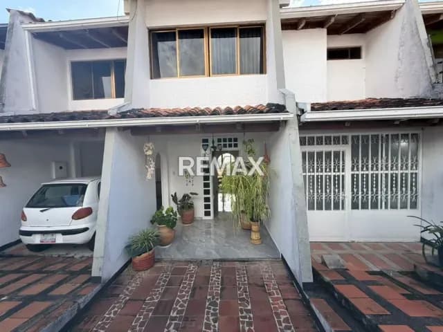 Casa a pie de calle en Venta Ubicada en la Urbanización Las Yayas una cuadra bajando de la Cruz Roja
