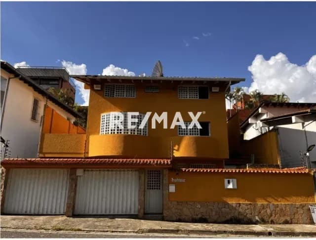En venta hermosa casa de 3 niveles gran patio con caney y parrillera, agua constante en urbanización privada en Lomas de Alto Prado