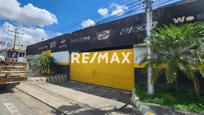 Baja de precio Alquiler Local Comercial en Av. Don Julio Centeno